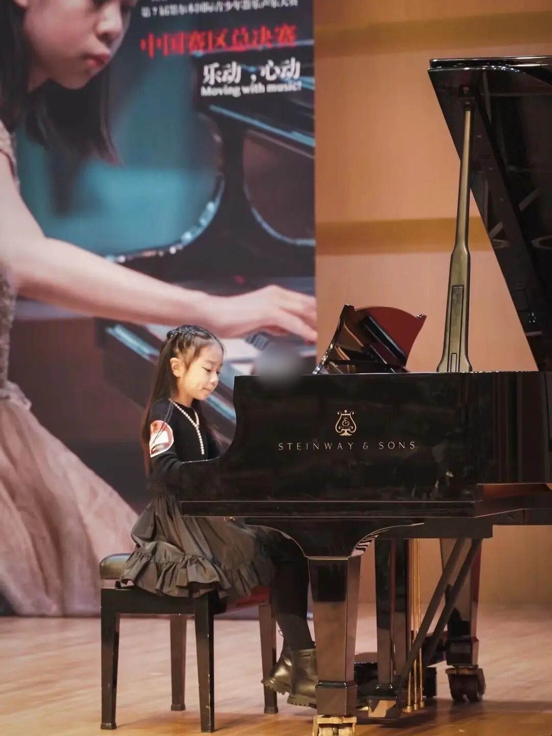 戚薇6岁女儿化妆好美，参加钢琴比赛有名媛范，李承铉现身帮打气