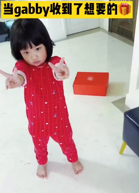 王祖蓝晒俩女儿萌态，天韵和妹妹分享冰墩墩，可爱懂事越长越漂亮