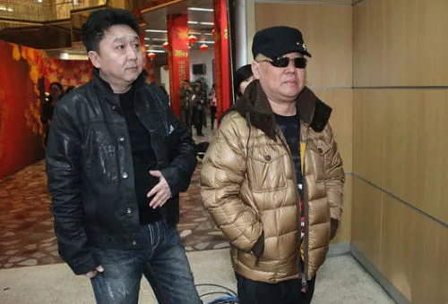观众破口大骂脏话，郭德纲沉着应对，3句反问让对方羞愧离场