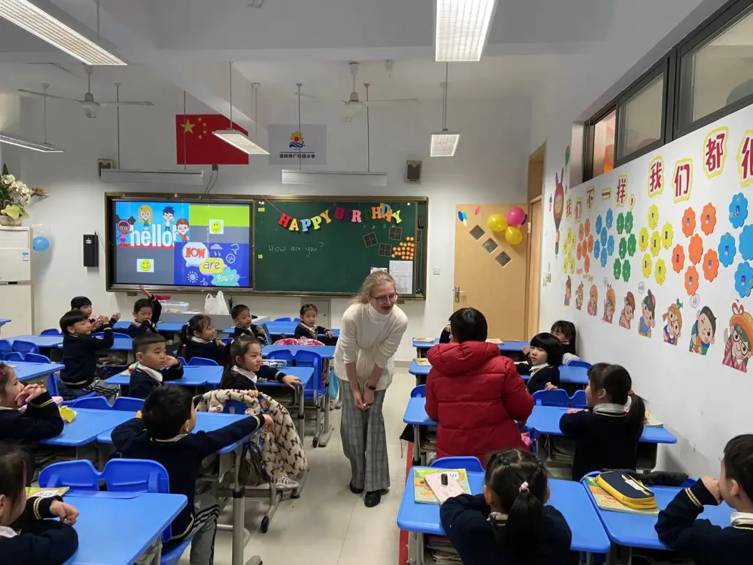 助力“双减”,温肯外教走进温肯实小为一年级上英语课