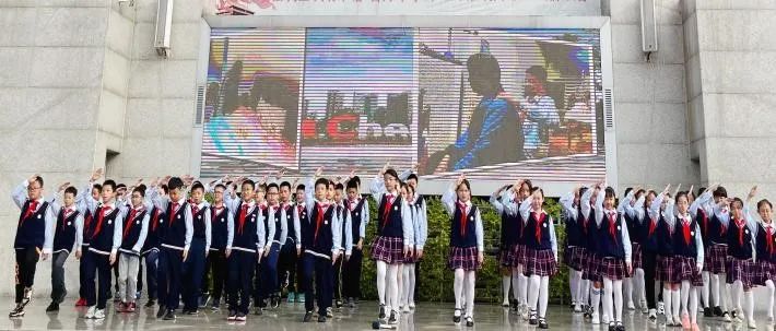 中和小学举行“讲文明树新风，文明生活我先行”为主题的升旗仪式
