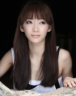 她姓爱新觉罗，2005年出道，长相甜美曾与刘德华合作