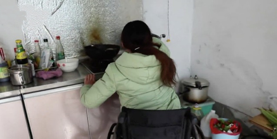 2008年，山东女孩翻墙私奔成瘫痪，小伙照顾14年，四次背她上泰山