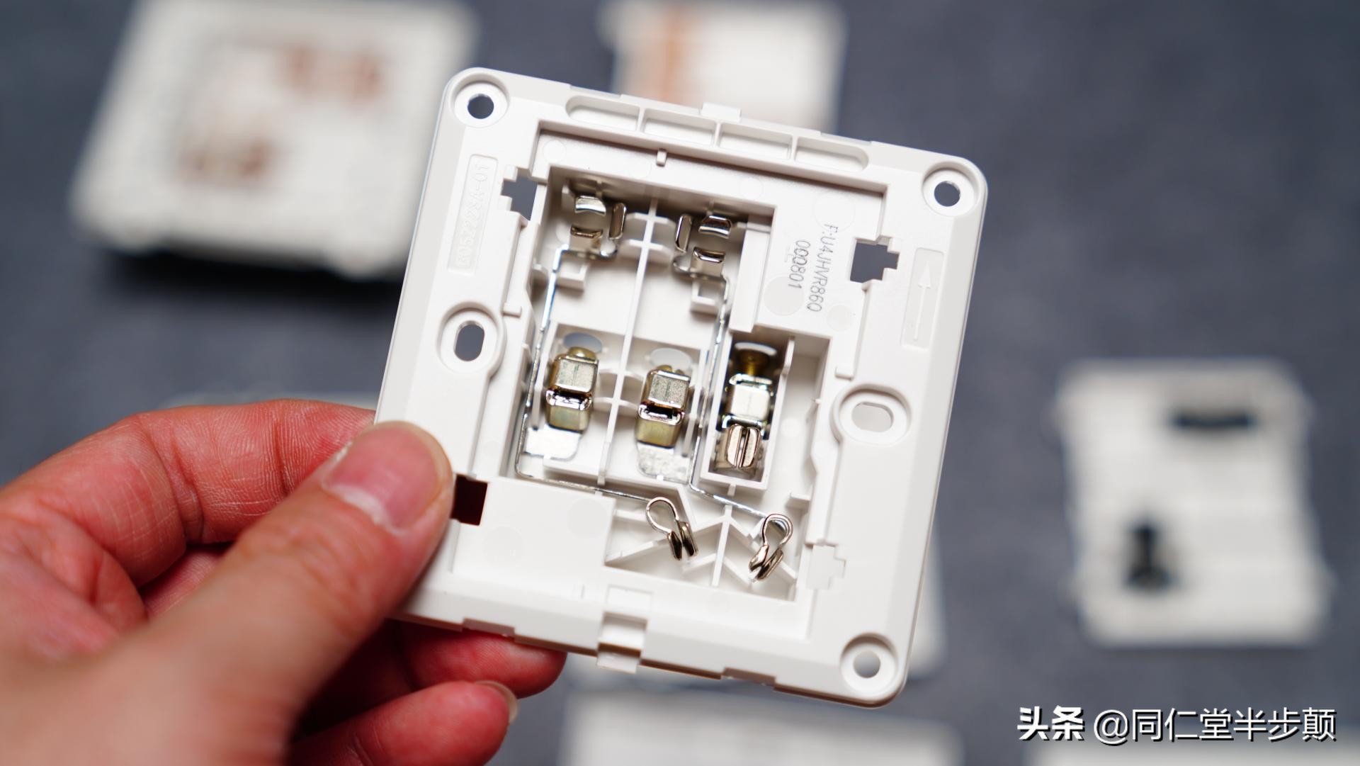 6款平价斜五孔插座实力拆解对比:abb,施耐德,罗格朗,公牛