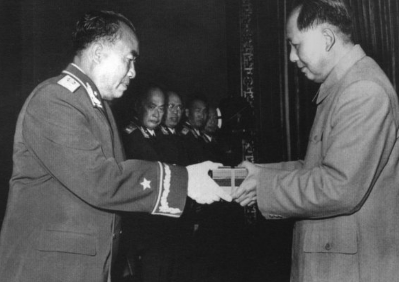 朱德位列十大元帅之首，授衔编号却是004，那么001号究竟给了谁？