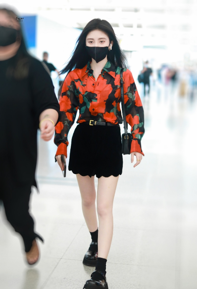 鞠婧祎花衬衫搭配黑色迷你短裤和玛丽珍鞋，好有港风范