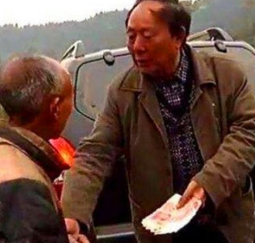 1995年，55岁老汉花120元买四川女大学生，两人跟牲口同住17年