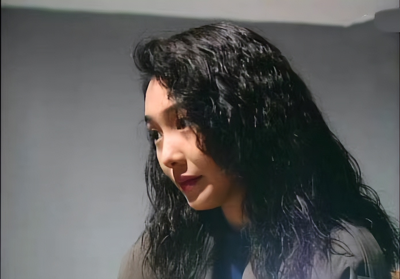 港星颜仟汶近况曝光，演村姑身材发福明显，已定居内地51岁仍单身