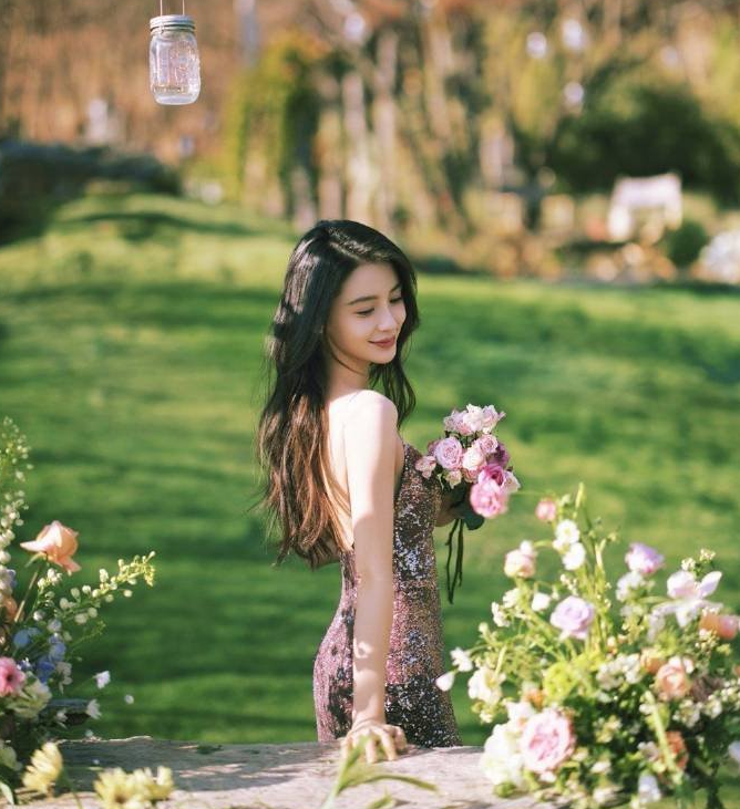 baby穿抹胸裙庆生太惊艳!皮肤白净光脚跪地,身形纤瘦无一丝赘肉