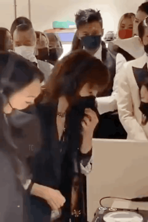 “女妖吉罗巴”？刘雯也被打扮成完全认不出的样子