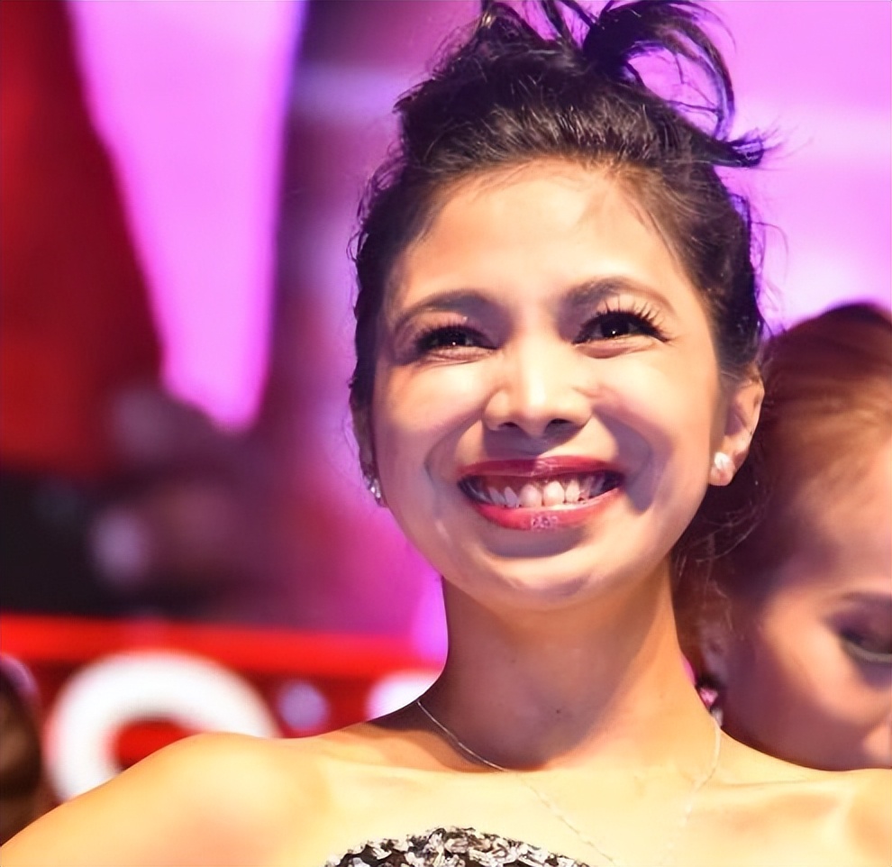 在香港，34岁的菲佣，抛下4个女儿，半夜躲在被窝痛哭，心酸人生