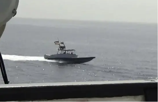 伊朗快艇高速沖向美艦，雙方最近不足50米，美軍鳴笛並發射警告彈