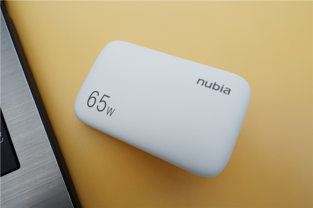 双口超薄氮化镓，轻薄担当！努比亚大白65W超薄氮化镓充电器体验