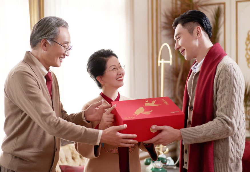 过年回家给长辈买什么（过年回家不给长辈送礼好吗）