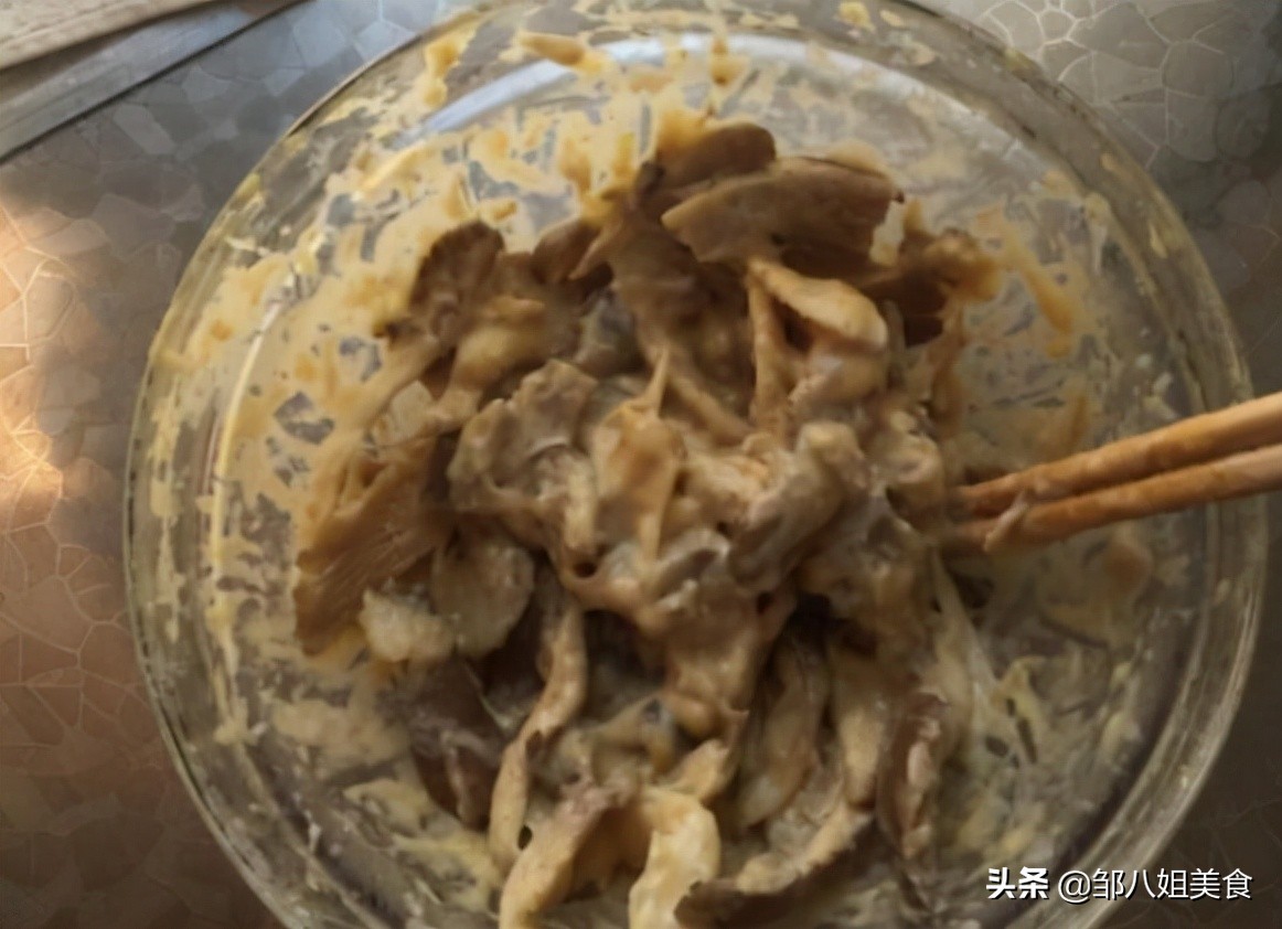 干炸蘑菇的做法视频（轻松做出干净又酥脆的炸蘑菇）