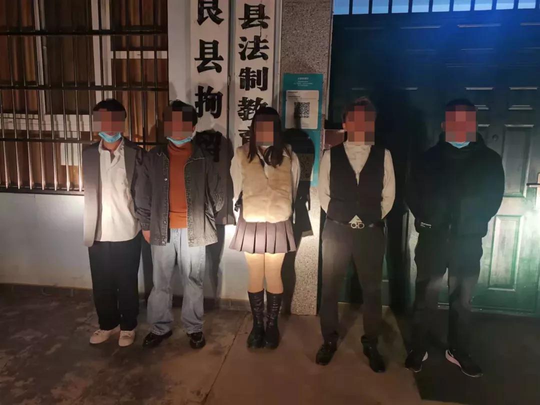 云南曲靖:陆良保某走路碰擦到别人而导致多人互殴