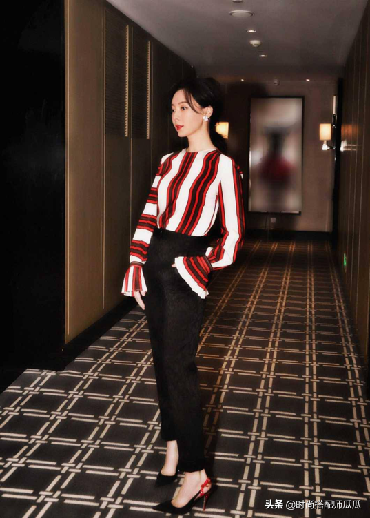 有气质的女人，夏天再热也不会穿拖鞋！瞧陈数、董卿这样穿有多美