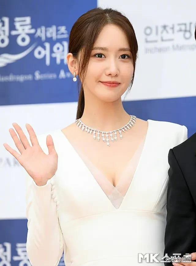 林允儿参加第一届青龙系列剧颁奖红毯造型，太惊艳了