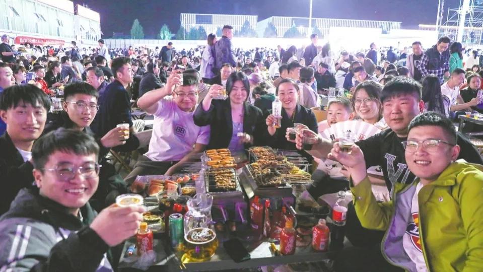 青海西宁想学淄博经验，反遭网友嘲讽：把青海湖围挡拆了再说
