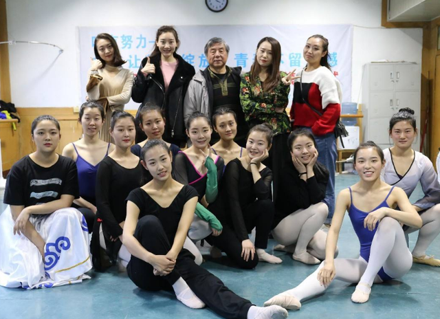 清华大学换了新校长，他的身份和背景引争议，学生：为啥不请院士