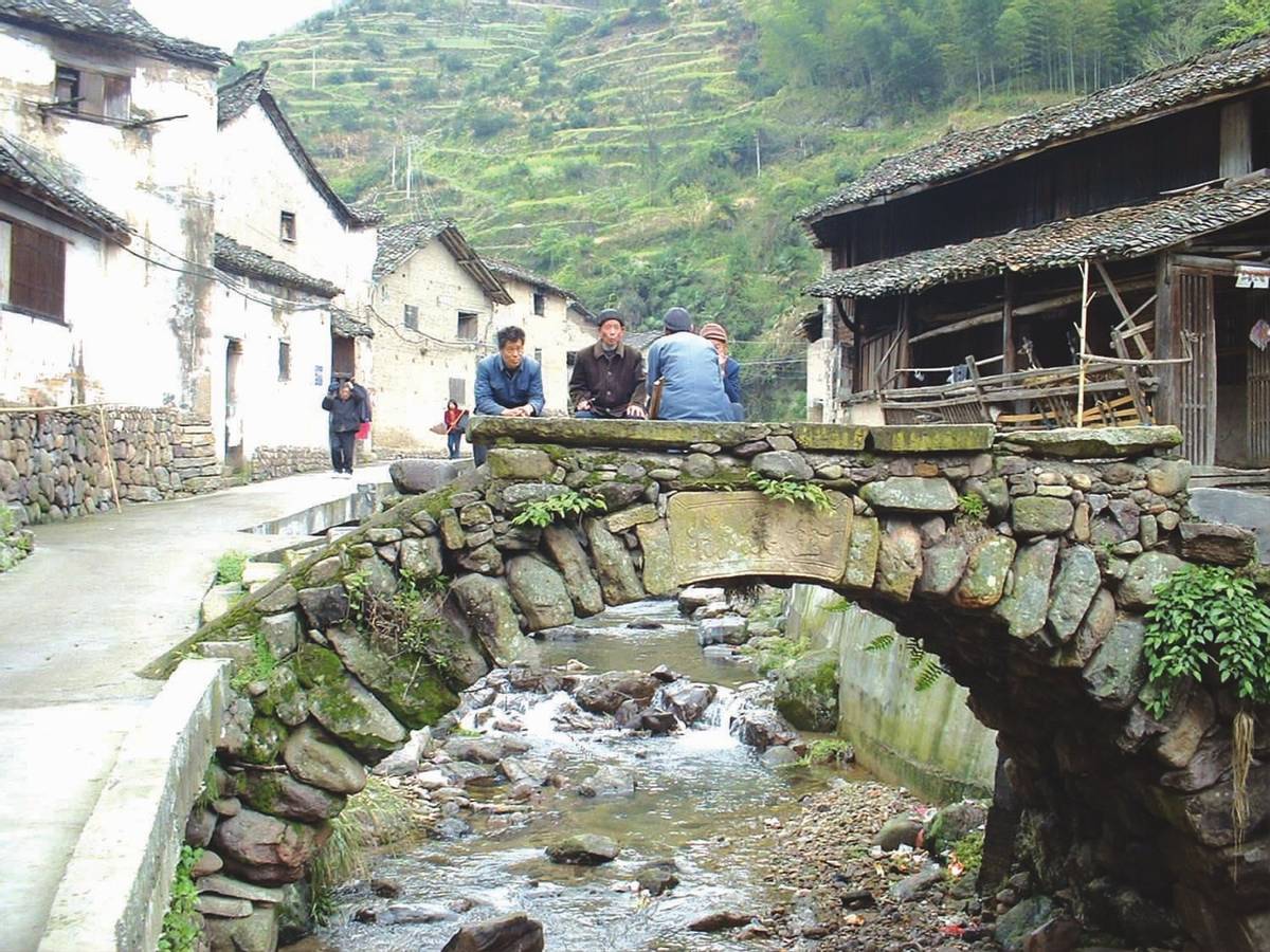 方晓红：骗婚单身汉反被卖，后因贩毒被捕，成福建首例注射死刑犯