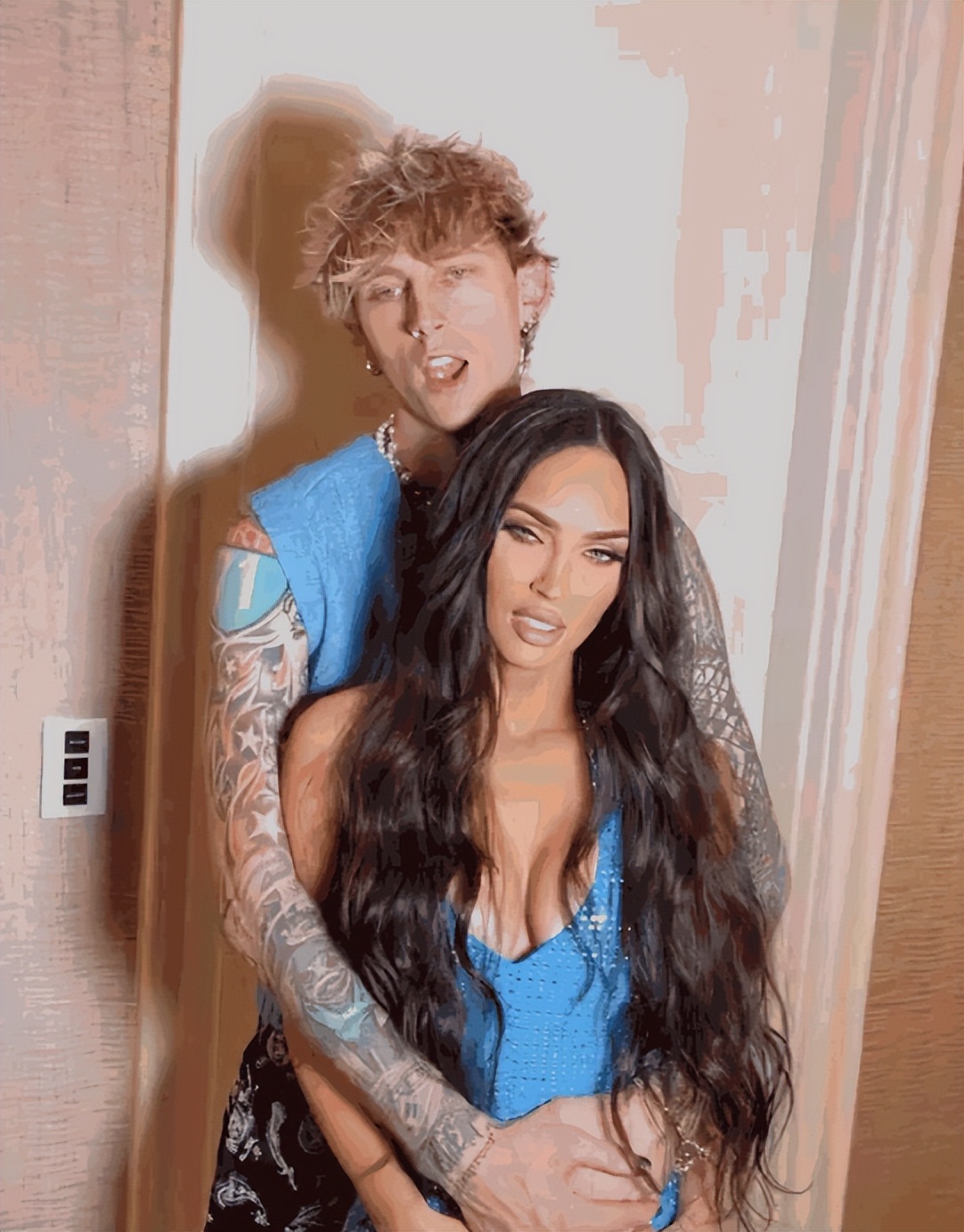 知名歌手枪爷表演太疯狂！直接用酒瓶砸脑袋，一边流血一边唱歌