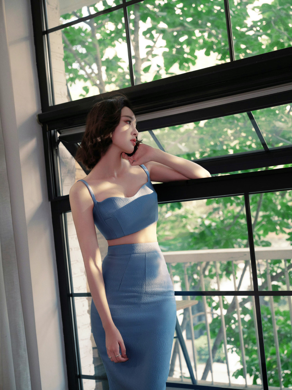 唐艺昕穿蓝色吊带秀美胸黄金比例身材火辣小腹平坦马甲线吸睛