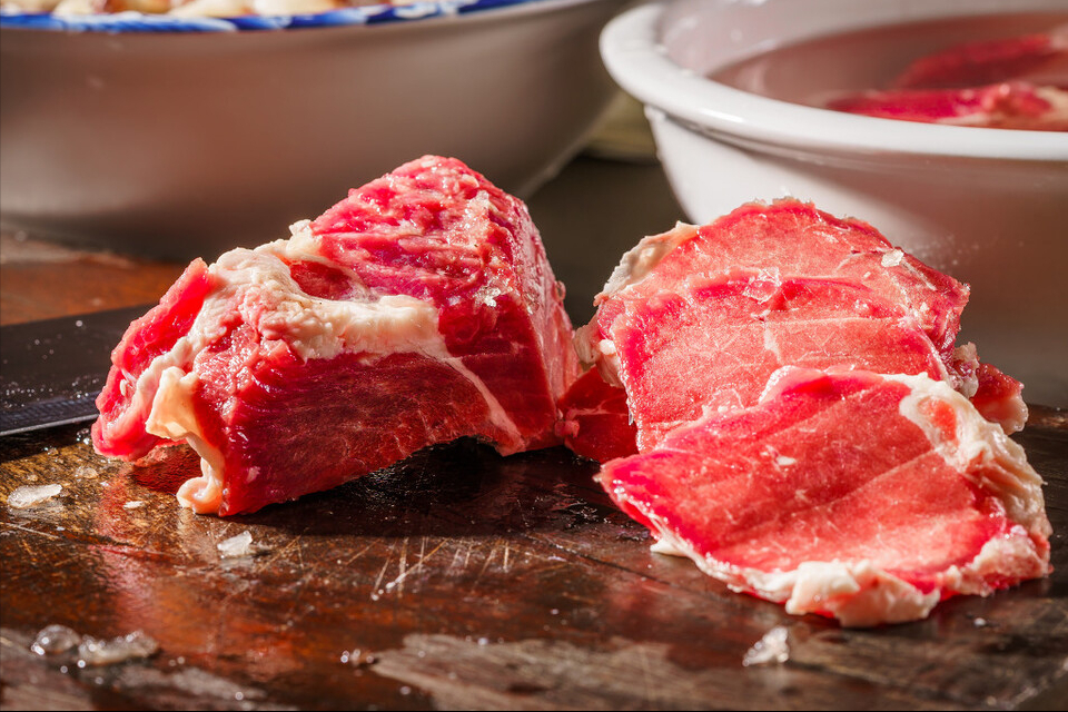 解冻肉，切记别只用水泡，肉贩子教你2招，几分钟搞定，还很新鲜