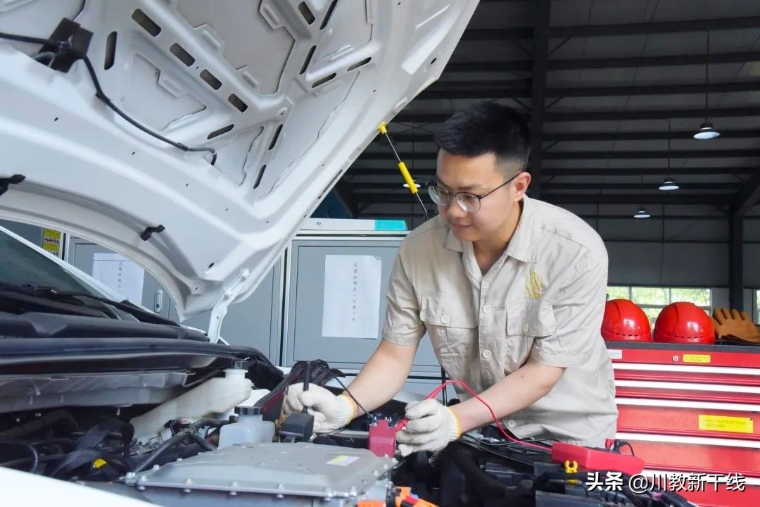 高职教坛一颗闪亮的星——记四川航天职业技术学院教师刘星