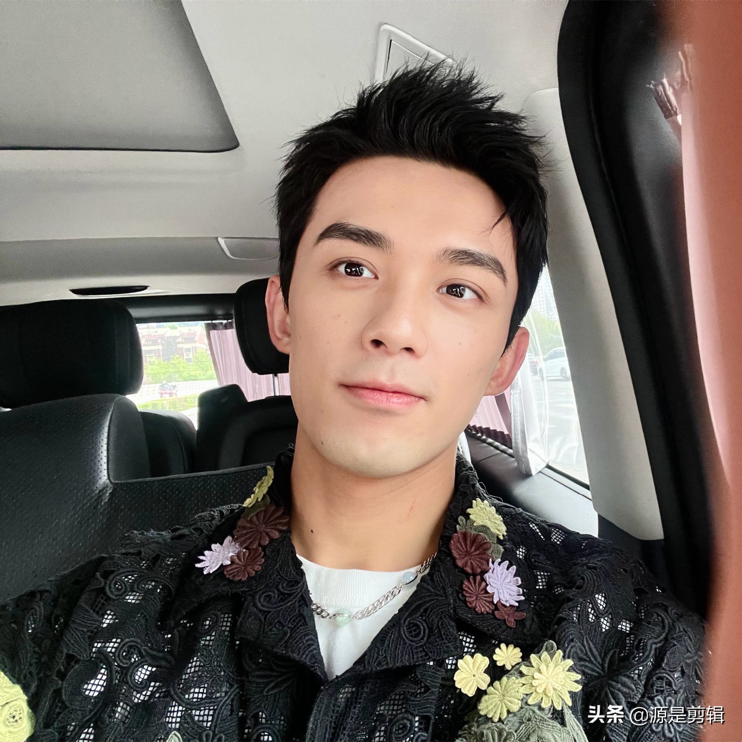 吴磊帅气玩自拍美照