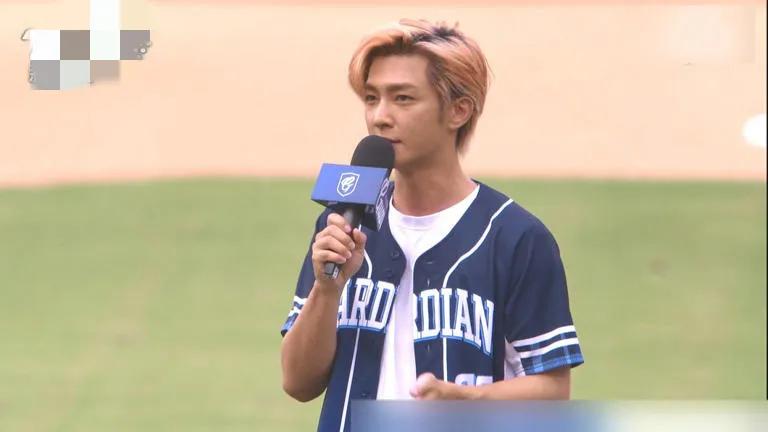 炎亚纶穿Curry背号开出一好球！桌球新星闪球没挥棒嗨喊新鲜