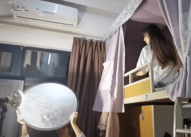 高校女生在宿舍拍写真,"下半身清凉"引热议,网友表示很难理解