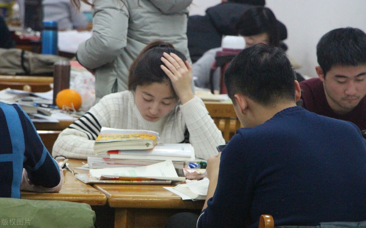 大学挂科有什么后果？评优、保研、入党，都会受影响，补救很麻烦