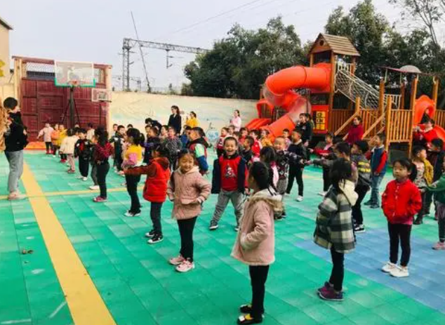 天气越来越冷，幼儿园学生集体“玩失踪”，请假理由逗笑网友