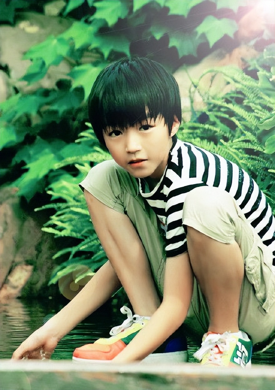 王俊凯妈妈龚声宏,为培养儿子放弃事业,如今儿子成她的骄傲