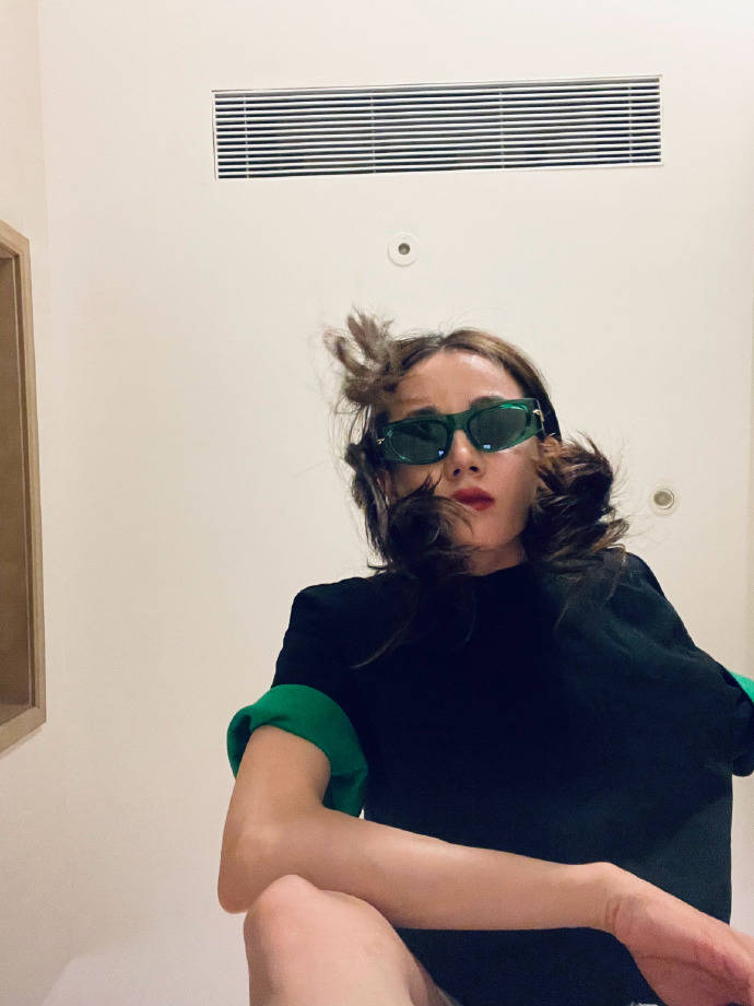 迪丽热巴晒戴墨镜自拍酷飒十足 发丝飞扬红唇抢镜