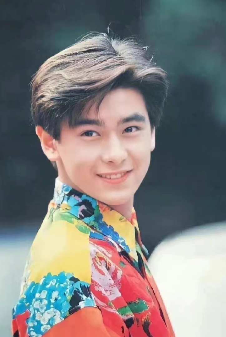 林志颖儿子豪宅游泳！12岁kimi身材高大四肢壮，全身黝黑脚底超白