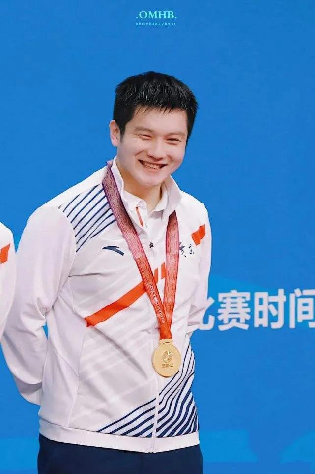 新一代国家乒乓球队长低调率直帅气樊振东《附图集》