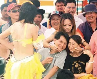 魔幻台湾:在妈祖庙前看钢管舞,在送葬队里看比基尼