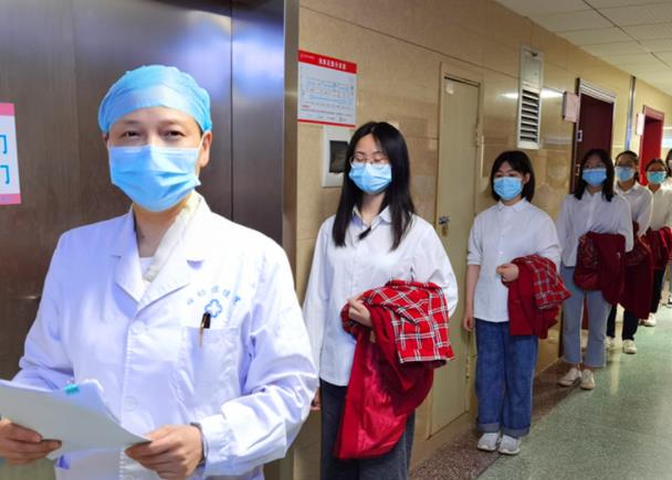 高考体检有多严格？需要“全部脱光”检查吗？医生表示我也不想看