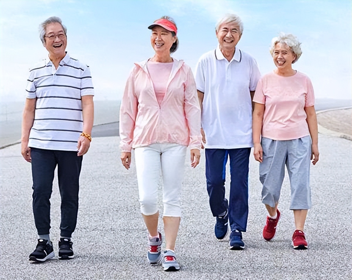 退休医生坦言：寿命长不是靠多走路和多睡觉，却是坚持这2件小事