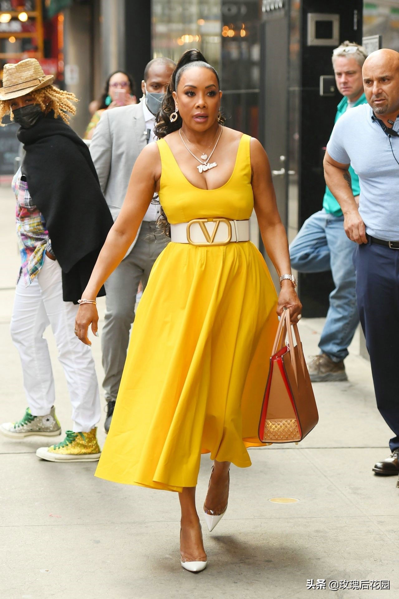 薇薇卡·福克斯现身街头，穿黄色吊带连身裙优雅大方