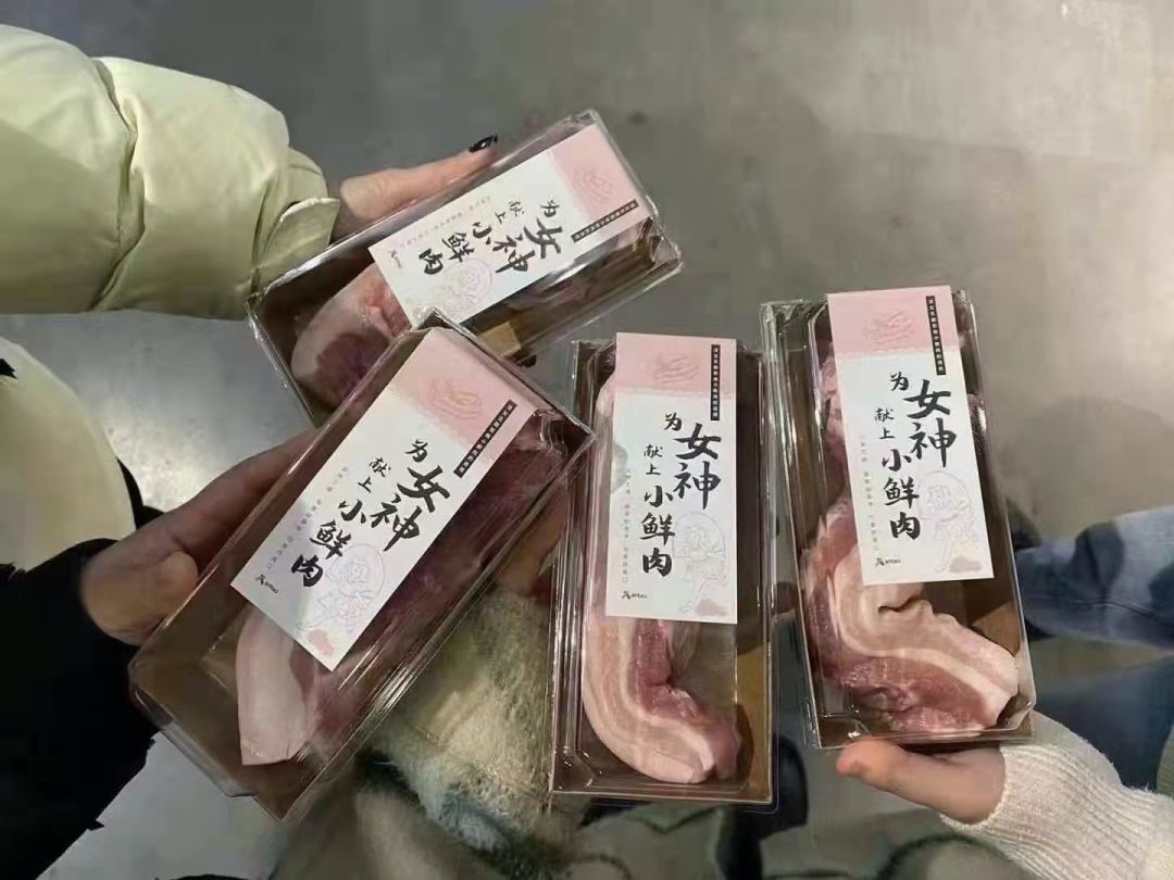 妇女节众多女性晒礼物：有鲜花、足疗券，更有保安戴明星面具送花