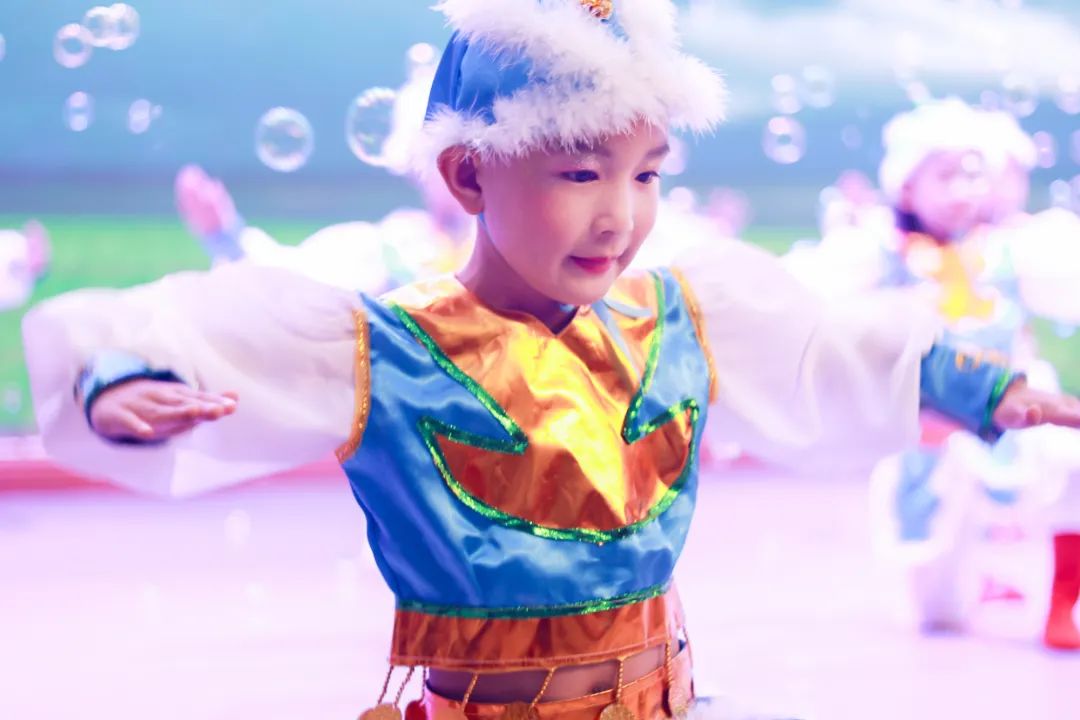 天府新区华阳实验小学举行“童星耀五月·艺术绽花开”群舞比赛