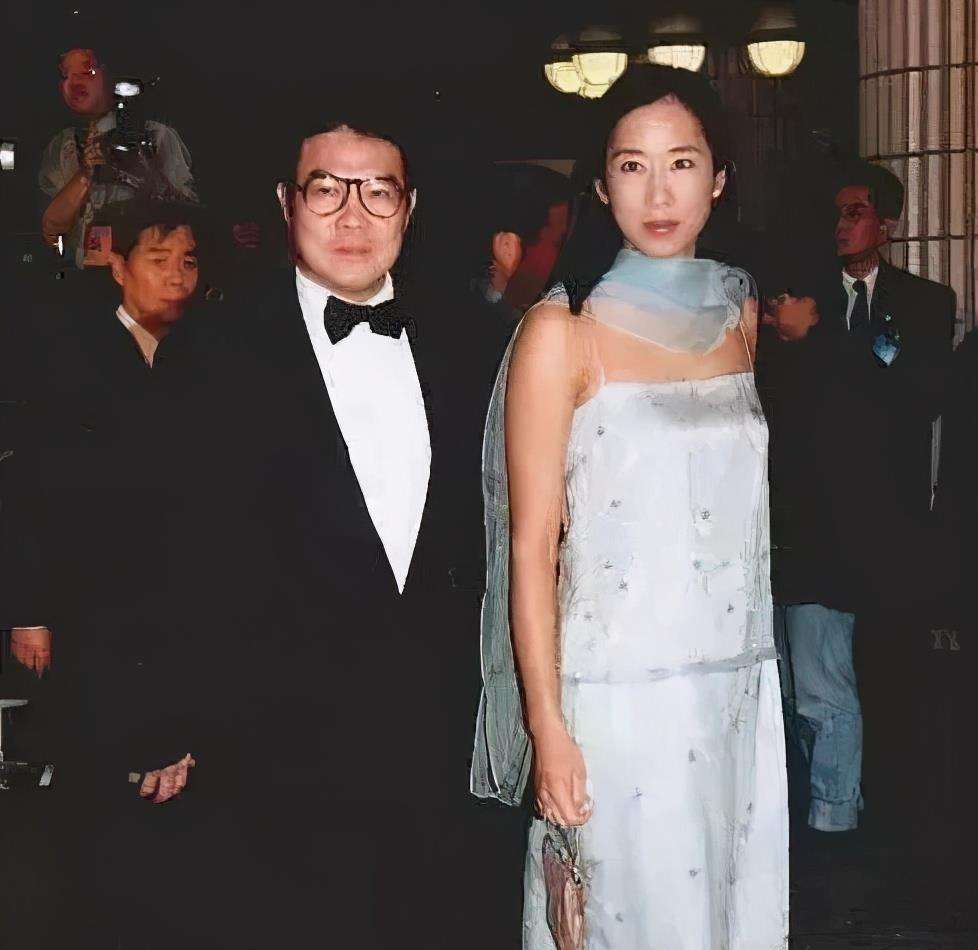 霍震霆跟朱玲玲离婚17年，前者单身到现在，后者却再嫁百亿富豪