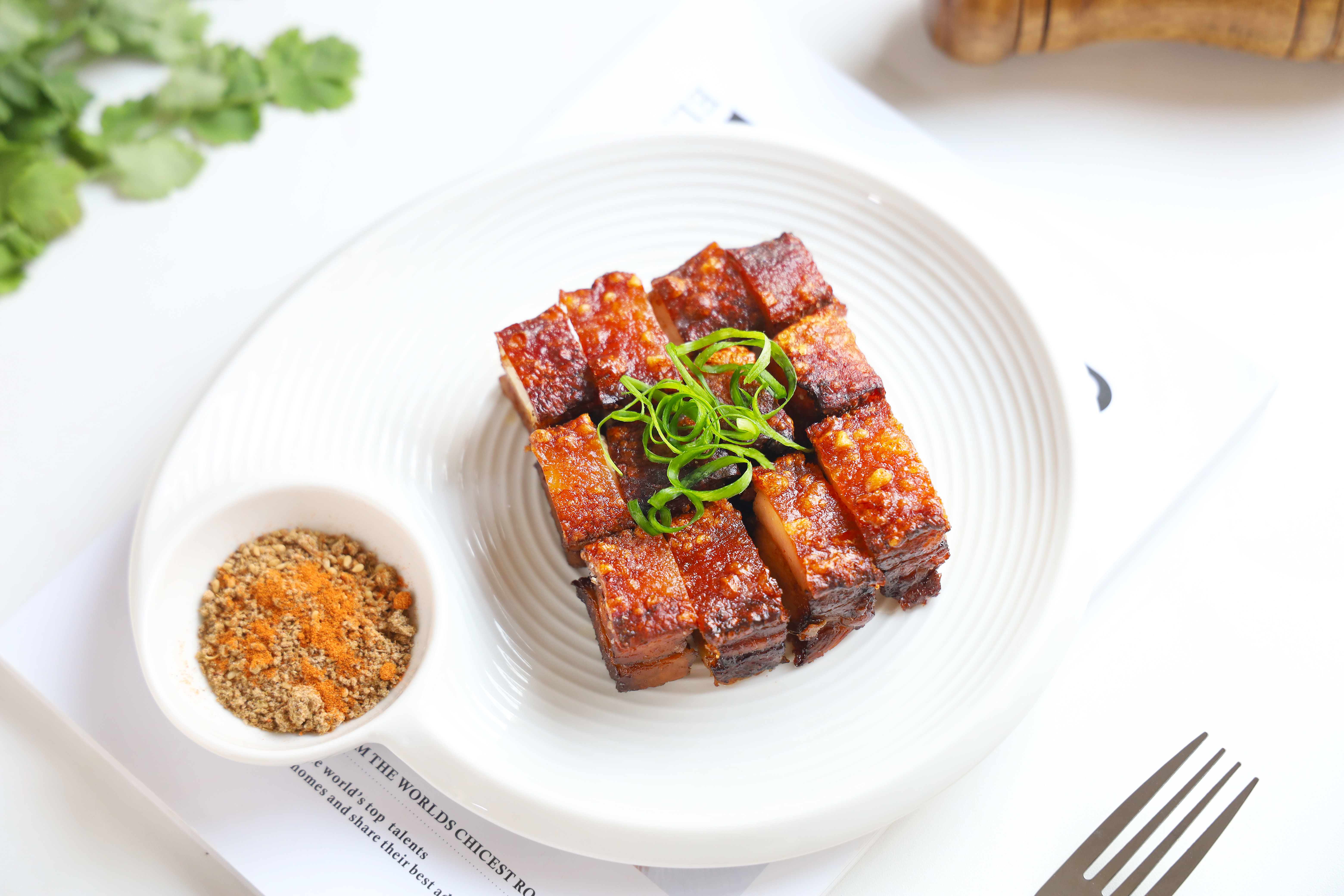 脆皮五花肉制作方法：如何做出外酥里嫩的美味五花肉