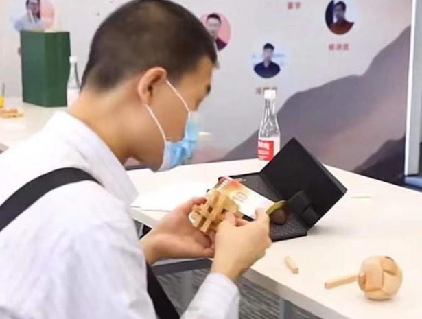 “畅谈数学的样子迷人”，北大学生晒韦神课堂，听课人数力破传言