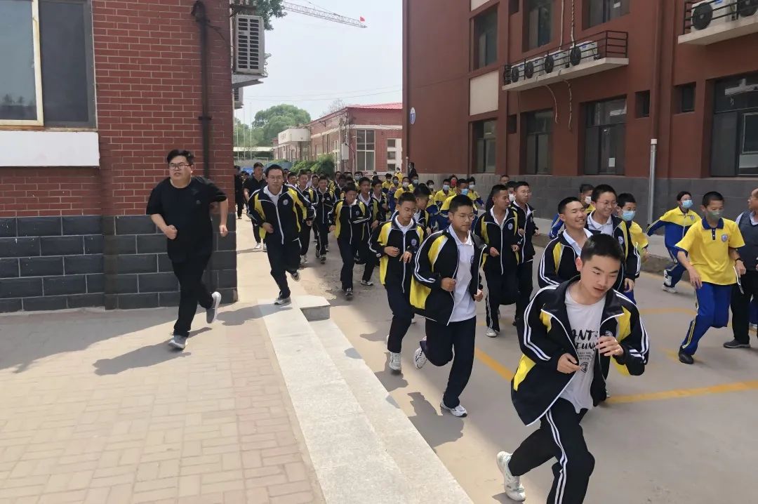 演練有方 應(yīng)急不慌丨廣宗太行中學(xué)開展防震防火緊急疏散演練
