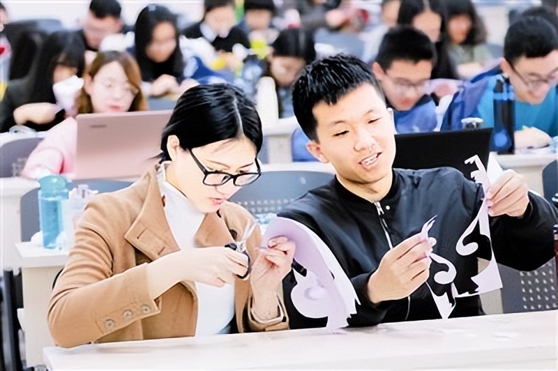 大学生毕业照穿“JK制服”，大长腿回头率极高，却被指伤风败俗