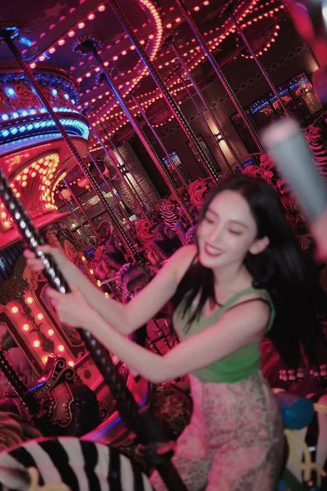 金晨迪丽热巴古力娜扎上演霓虹灯下的极限魅惑，这谁能抵挡得住呀